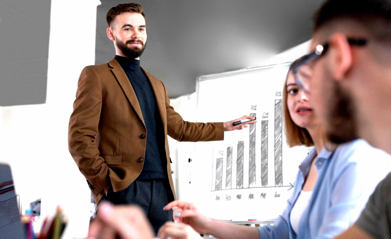 Estudiantes analizando datos financieros en sesión práctica